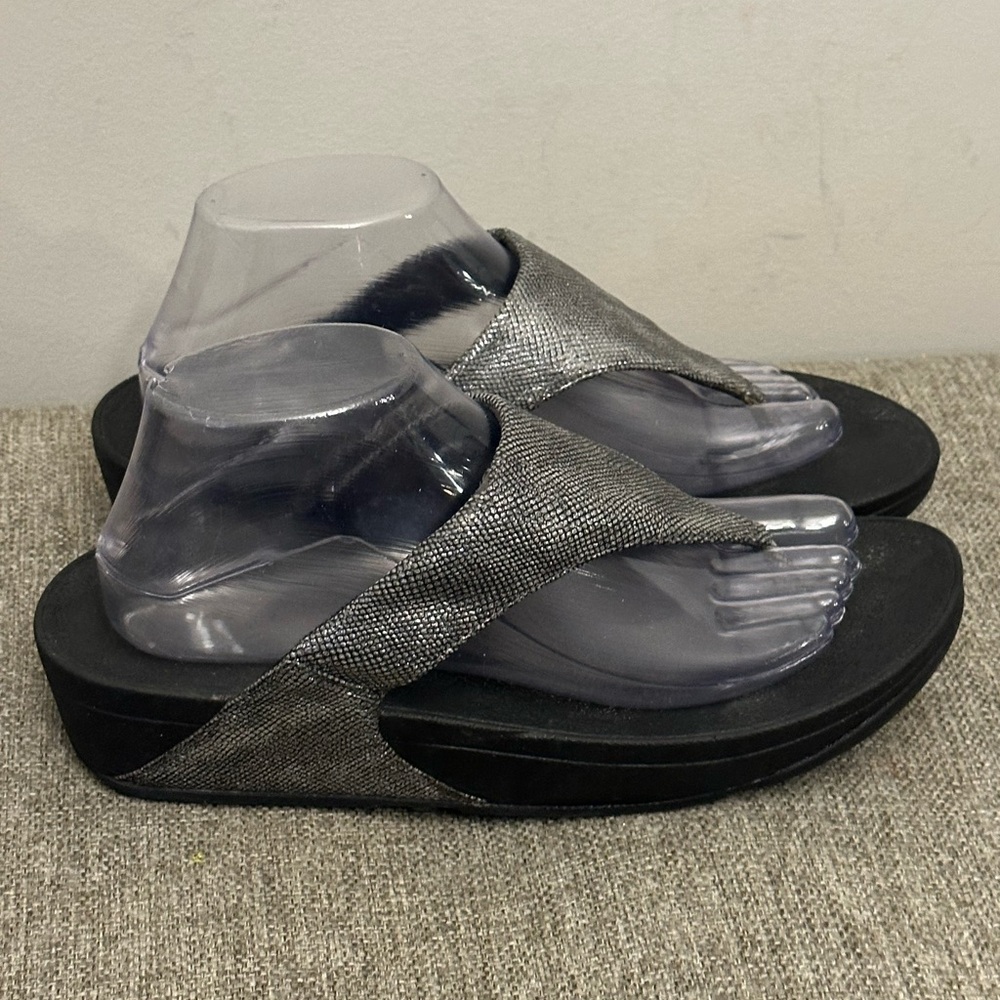 Fitflop Women’s Gray Metallic Low Wedge Thong Sandal Size 9